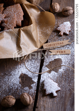gift box with ginger cookies 72223795