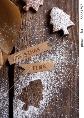 gift box with ginger cookies 72223797