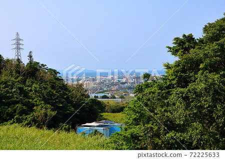 從甘蔗田和山之間的縫隙看的絲滿市 72225633