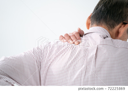 老人患有僵硬的脖子 72225869