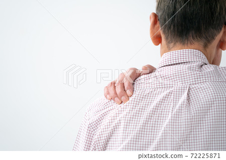 老人患有僵硬的脖子 72225871