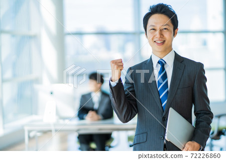 Businessman who plays guts pose Businessman who plays guts pose 72226860