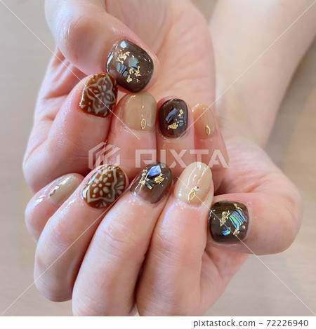 Brown nails and shells 72226940