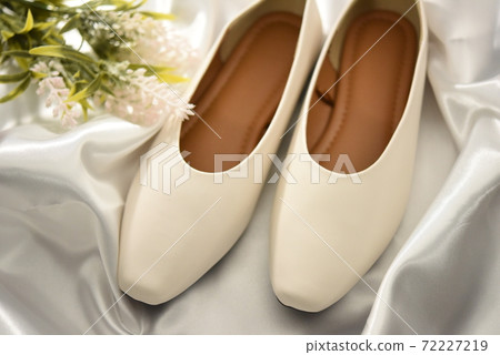 White pumps 72227219