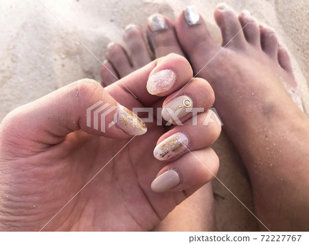 度假勝地海灘的沙灘和大人可愛的時尚指甲 72227767
