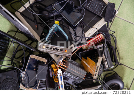 Assorted electronic products e-waste 72228251