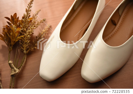 White pumps White pumps 72228535