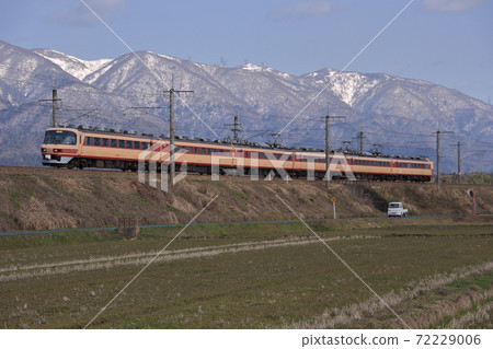 The 485 series express train "Raichou" speeding through the spectacular JR Kosei Line_Photo taken on March 22, 2010 The 485 series express train "Raichou" speeding through the spectacular JR Kosei Line_Photo taken on March 22, 2010 72229006
