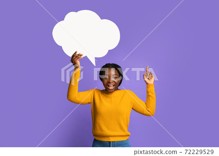 Black lady having idea, holding blank speech bubble And pointing finger up 72229529