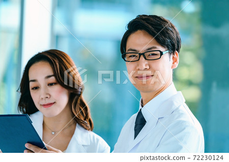 Medical image of men and women in lab coats meeting at the hospital 72230124
