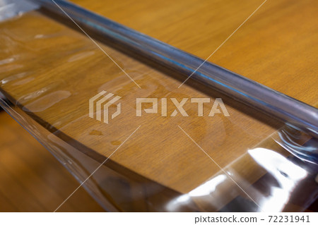 Replacing the tablecloth 72231941