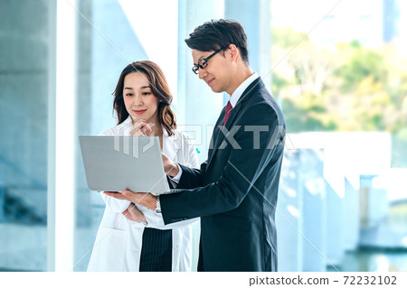 女醫生和MR會議在醫院 72232102