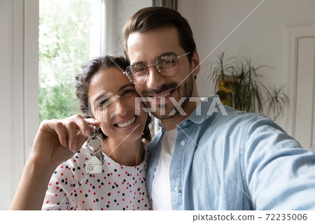 Head shot portrait wife and husband taking selfie, showing keys Head shot portrait wife and husband taking selfie, showing keys 72235006
