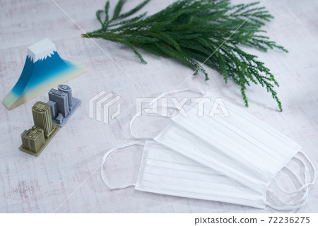 Image of hay fever mask and glasses Image of hay fever mask and glasses 72236275