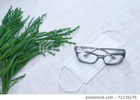 Image of hay fever mask and glasses Image of hay fever mask and glasses 72236276
