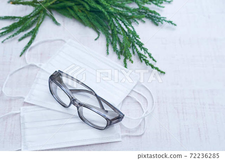 Image of hay fever mask and glasses Image of hay fever mask and glasses 72236285
