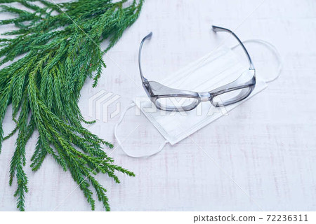 Image of hay fever mask and glasses Image of hay fever mask and glasses 72236311