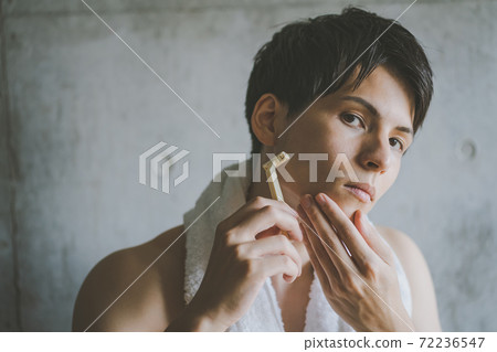 用T形剃須刀剃須 72236547