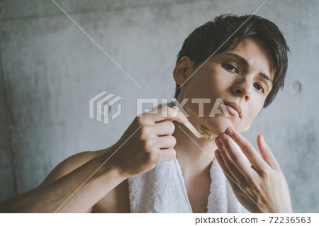 Shave with a T-shaped razor Shave with a T-shaped razor 72236563