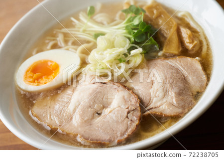 蕎麥麵配大量烤豬肉(醬油味) 蕎麥麵配大量烤豬肉(醬油味) 72238705