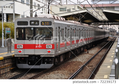 Local trains stopped at Tsukushino Station on the Tokyu Denen-toshi Line (2000 series) Local trains stopped at Tsukushino Station on the Tokyu Denen-toshi Line (2000 series) 72239173