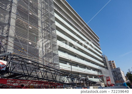 Condominium construction site and blue sky Condominium construction site and blue sky 72239640