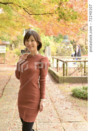 Autumn leaves and beautiful women at Sawara Kanpukuji Temple 72240107