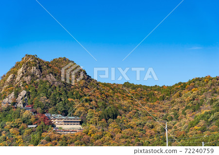 Higashiomi City, Shiga Prefecture, a distant view of Tarobogu, which has colored leaves all over the mountain 72240759