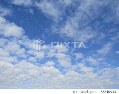 Winter blue sky and white clouds at Kemigawahama Winter blue sky and white clouds at Kemigawahama 72240943