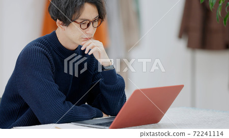 考慮服裝設計的年輕人 72241114