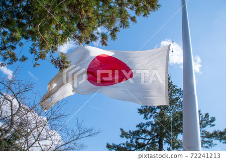 大日之丸國旗飄揚在藍藍的天空 大日之丸國旗飄揚在藍藍的天空 72241213