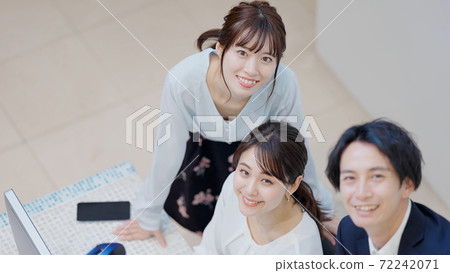 Young men and women exchanging opinions Young men and women exchanging opinions 72242071