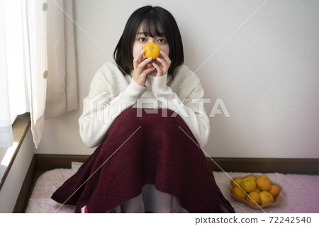Portrait of a woman who feels winter Portrait of a woman who feels winter 72242540