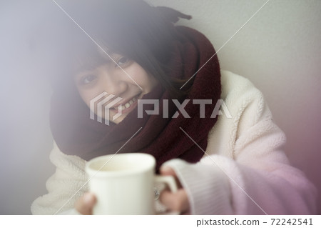 Portrait of a woman who feels winter Portrait of a woman who feels winter 72242541