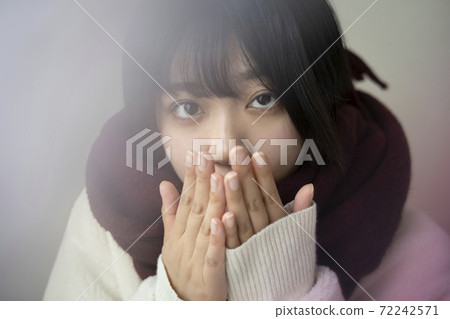 Portrait of a woman who feels winter 72242571