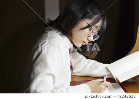 高中女生學習 72242628