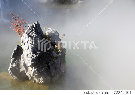 勝勝池中漂浮的岩石 72243101