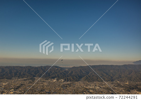 단풍으로 물든 和泉山脈을 따라 비행 패러 글라이딩 와카야마 현 기노 카와시 스톡사진