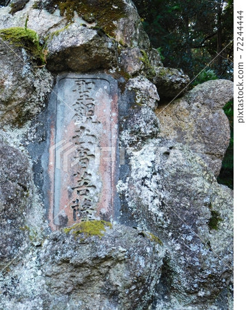 山上的觀音菩薩紀念碑 72244444