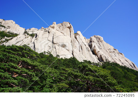 Ulsan rock in Soraksan 72245095