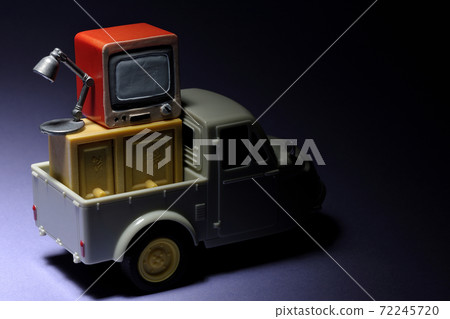 使用微型模型（例如自動三輪玩具或電視）拍攝夜間移動或逃跑的圖像 72245720