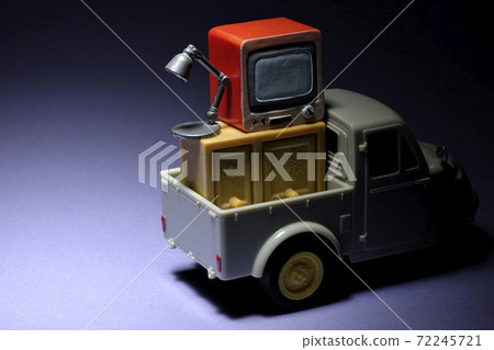 使用微型模型（例如自動三輪玩具或電視）拍攝夜間移動或逃跑的圖像 72245721