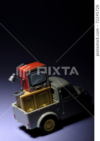 使用微型模型（例如自動三輪玩具或電視）拍攝夜間移動或逃跑的圖像 72245726