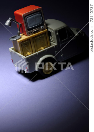 使用微型模型（例如自動三輪玩具或電視）拍攝夜間移動或逃跑的圖像 72245727