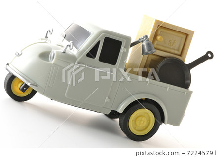 使用微型模型，例如自動三輪玩具（白色背景），拍攝運動物體的圖像 72245791