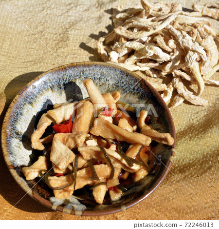 Harihari醃菜,是從家庭菜園中收穫的蘿蔔製成的。分裂幹。醃製前先醃製蘿蔔。家常菜。食物圖像素材 Harihari醃菜,是從家庭菜園中收穫的蘿蔔製成的。分裂幹。醃製前先醃製蘿蔔。家常菜。食物圖像素材 72246013