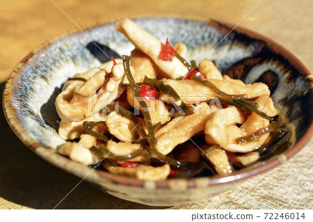 Harihari醃菜，是從家庭菜園中收穫的蘿蔔製成的。分裂幹。泡菜家常菜。食物圖像素材 72246014