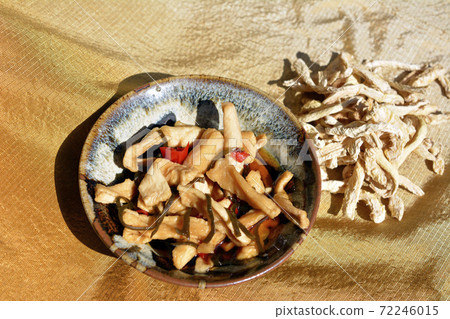 Harihari醃菜,是從家庭菜園中收穫的蘿蔔製成的。分裂幹。醃製前先醃製蘿蔔。家常菜。食物圖像素材 Harihari醃菜,是從家庭菜園中收穫的蘿蔔製成的。分裂幹。醃製前先醃製蘿蔔。家常菜。食物圖像素材 72246015