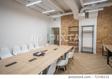 Picture of a meeting room with a long table 72246232