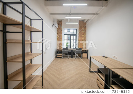 Picture of a room with wooden furniture 72246325